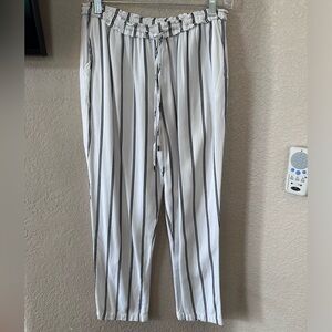 Cropped linen pants. Size small.